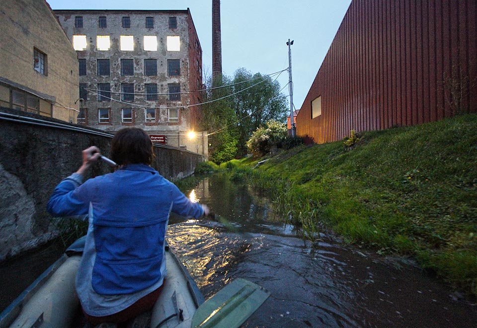 Za malou peřejkou následuje hlubší úsek, kterým loď proletí podél pohroucených zdí a továrních hal, které našly své nové nájemce mezi výrobními podniky, prodejnami, řemeslníky i umělci.