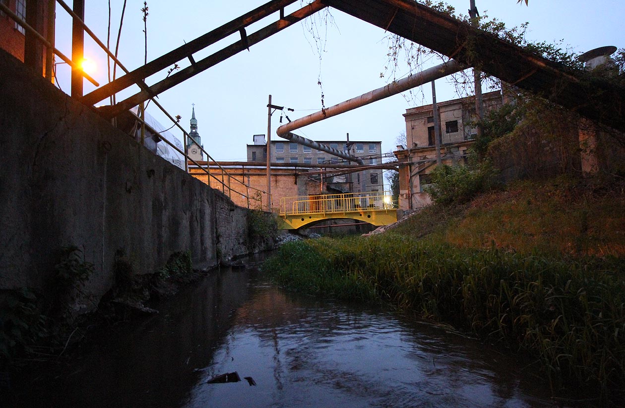 Po zbourání Vlněny je rozsáhlý areál Mosilany patrně nejazjímavějším průmyslovým labyrintem v Brně. Potrubí se tu kříží s mosty, kabely, sloupy, věžemi a komíny; cesty se proplétají mezi budovami, průchody a nad vodou jako ve Stínadlech.