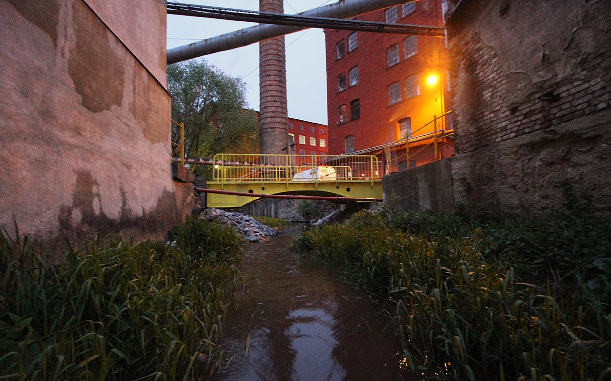 Duch 19. století je tu přítomný v omítce oprýskaných zdí, na kamenných stěnách budov vyrůstajících z vody i v trouchnivých fošnách dávno zadřených stavidel.