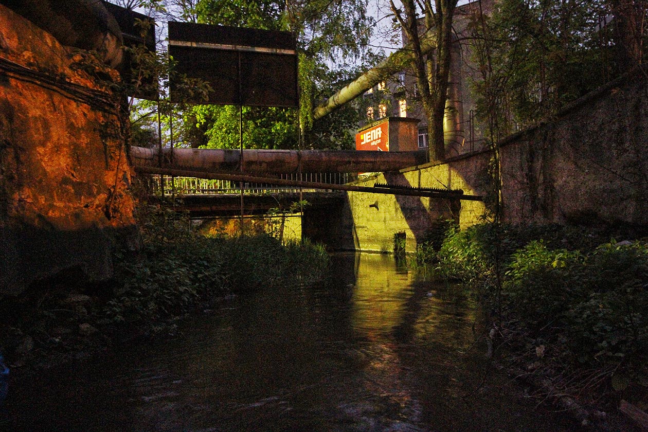 Také díky životodárné vodě náhonu se mění kdysi uspořádané a strohé tovární areály na jeho březích v kamennou dřungli omšelou podle zákonů přírody.