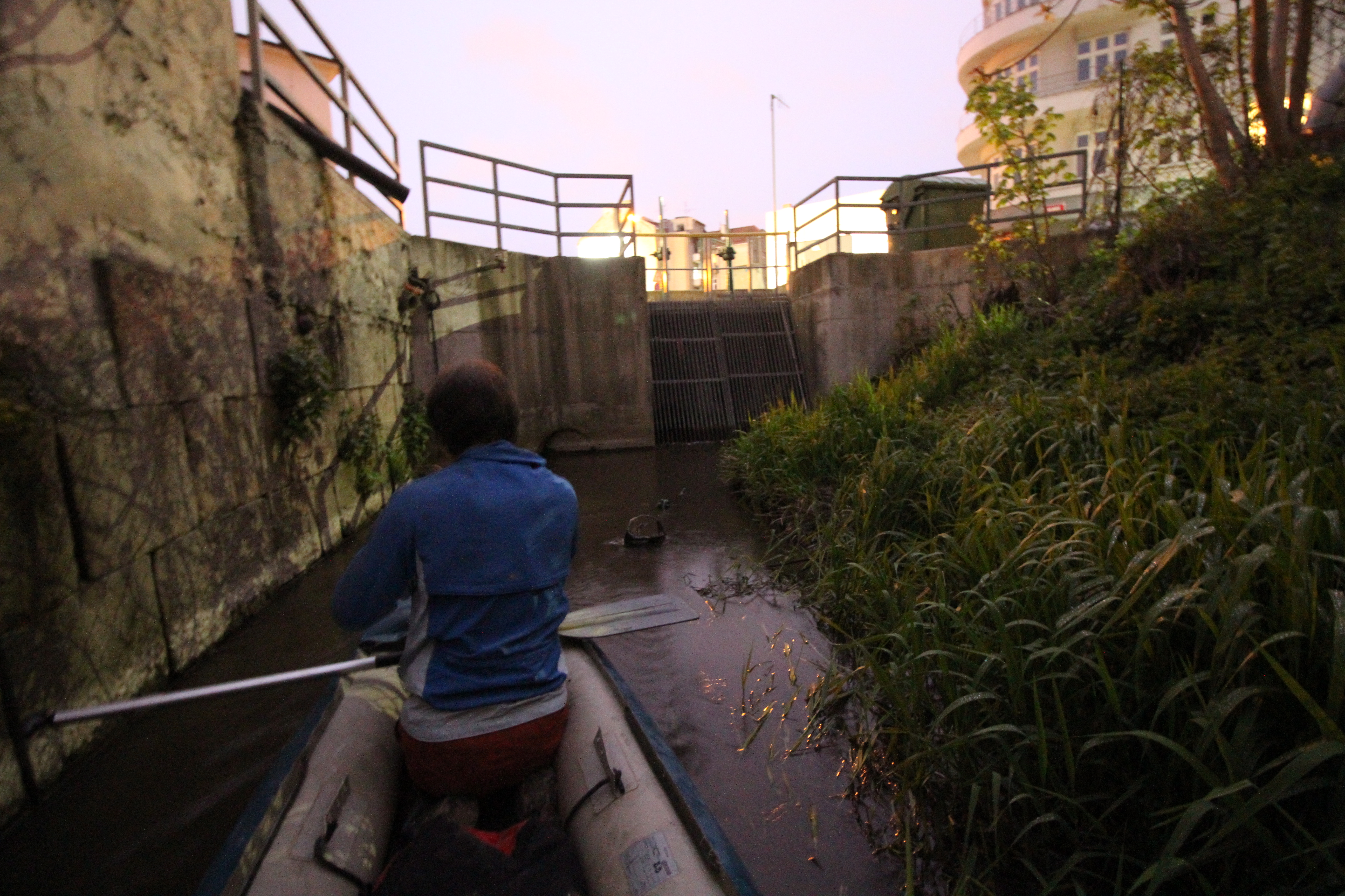 Konec dobrodružné cesty skrze tovární areály se blíží za křižovatkou ulic Křenové a Vlhké. Jen pár metrů za neprostupnými česlemi a zaniklým soutokem s Ponávkou začíná další podzemní úsek - vodní tunel pod Rumištěm.