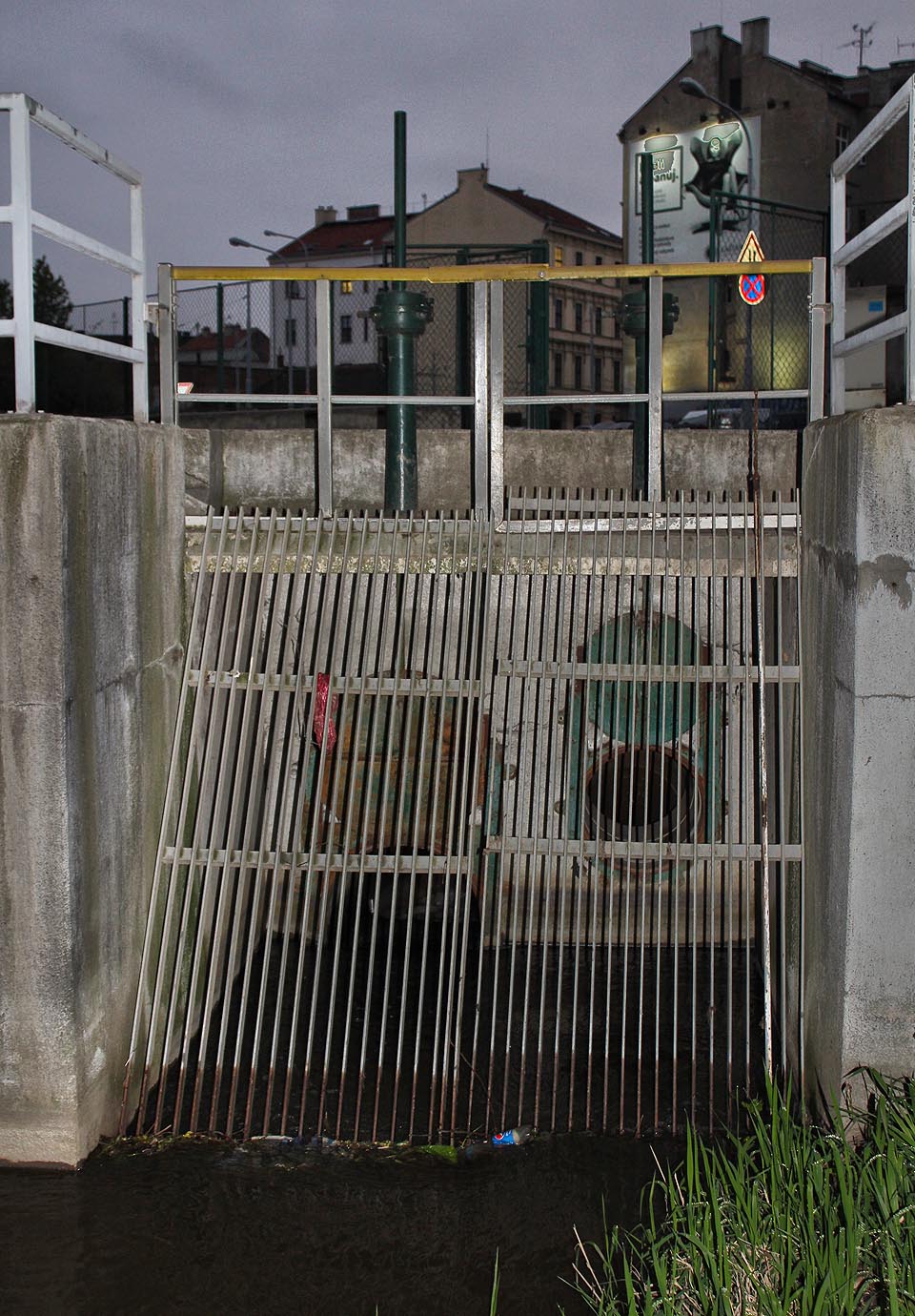 Velká a malá roura převádí vody náhonu nad kmenovou stokou C brněnské kanalizace v trase někdejší Ponávky, aby pak mohly pokračovat v tajemném tunelu pod ulicí Rumiště směrem ke Komárovu.