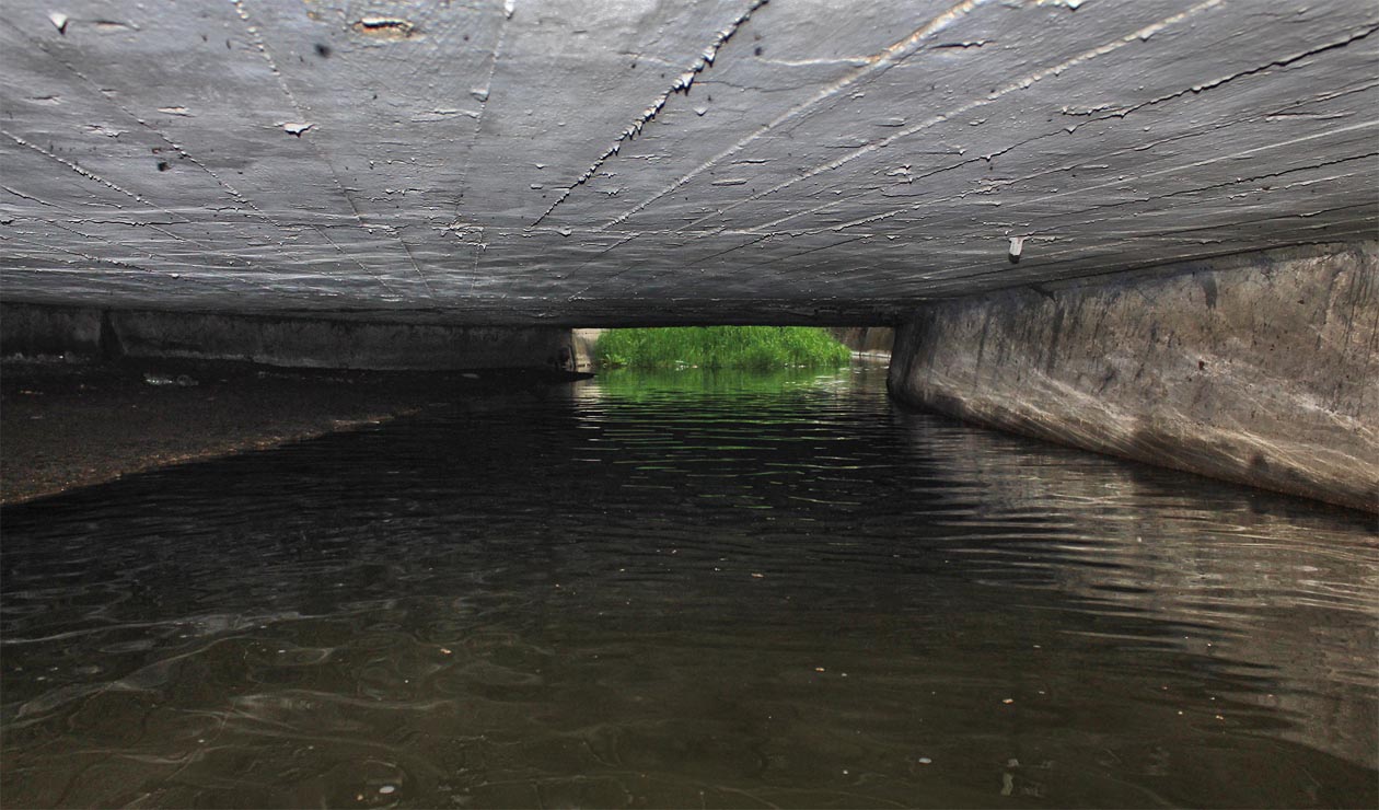 Hloubku v tunelu nelze zjistit - voda se postupně mění v mohutnou vrstvu bahna zdánlivě beze dna. nedobrovolný výstup z lodi se zdá být děsivým.