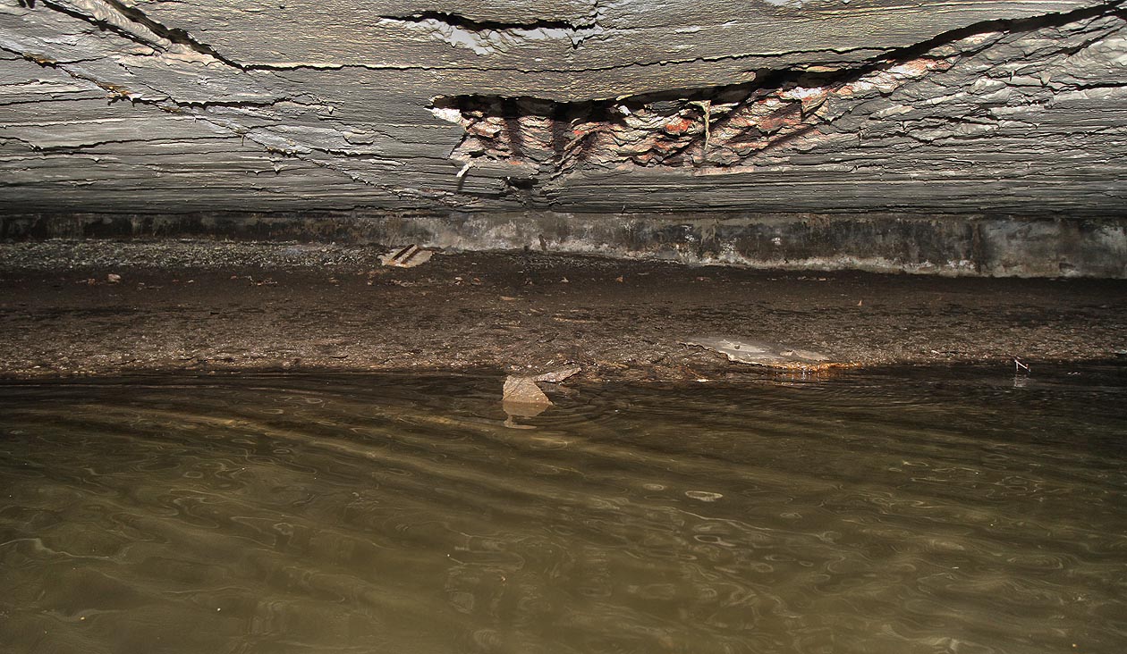 V 19. století se tu na vysušené bažině rozkládaly zahrady bohatých továrníků bratří Schoellerů. Když se v roce 1929 rozjela stavba teplárny, museli dělníci půdu zpevnit 7000 dřevěnými piloty. Tok náhonu byl později přeložen dál od Cejlu.