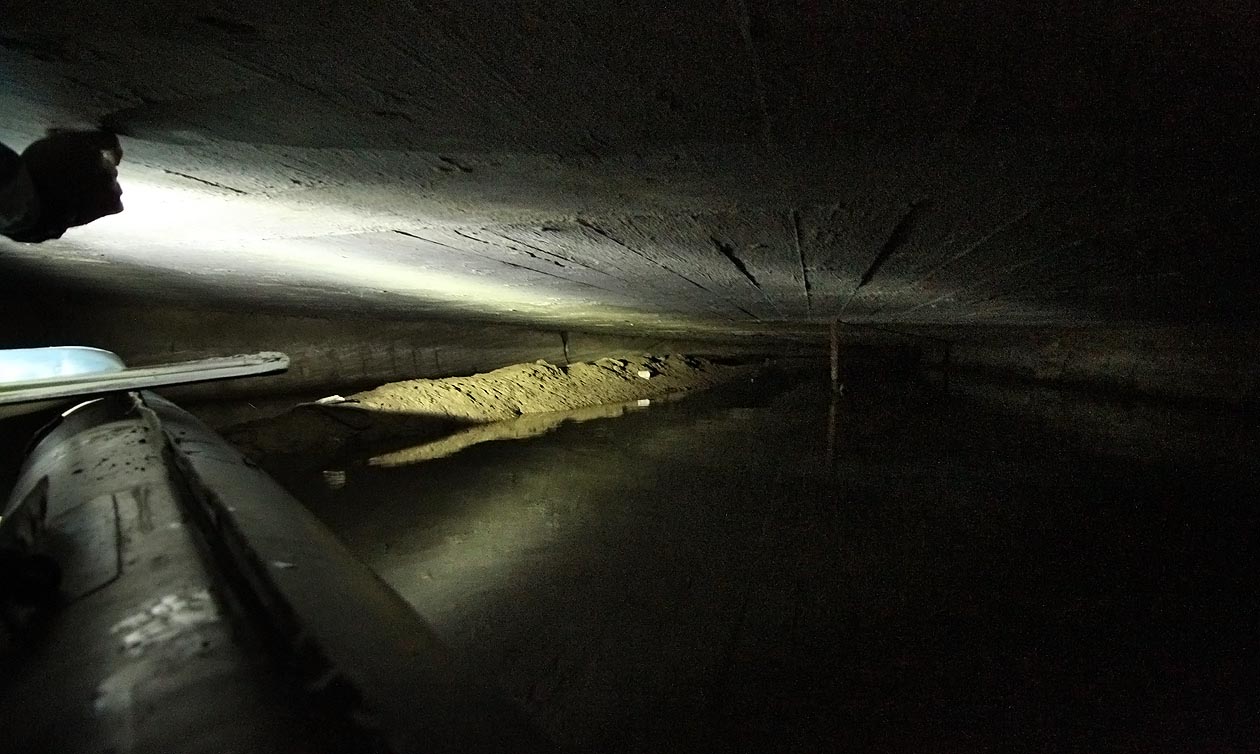 Tma ve vodním podsvětí je tak hustá, že chvílemi spíš tušíme, než víme, kam plujeme. Světlo na konci tunelu se zatím nevyskytlo.