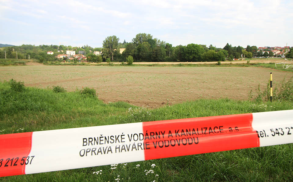 Je pouze ironií osudu, že na místě, které mělo napájet Brno pitnou vodou, dnes žádný vodovod nevede. Přesto jej po úpravě povrchu hřiště kdosi ohradil tématickou páskou…