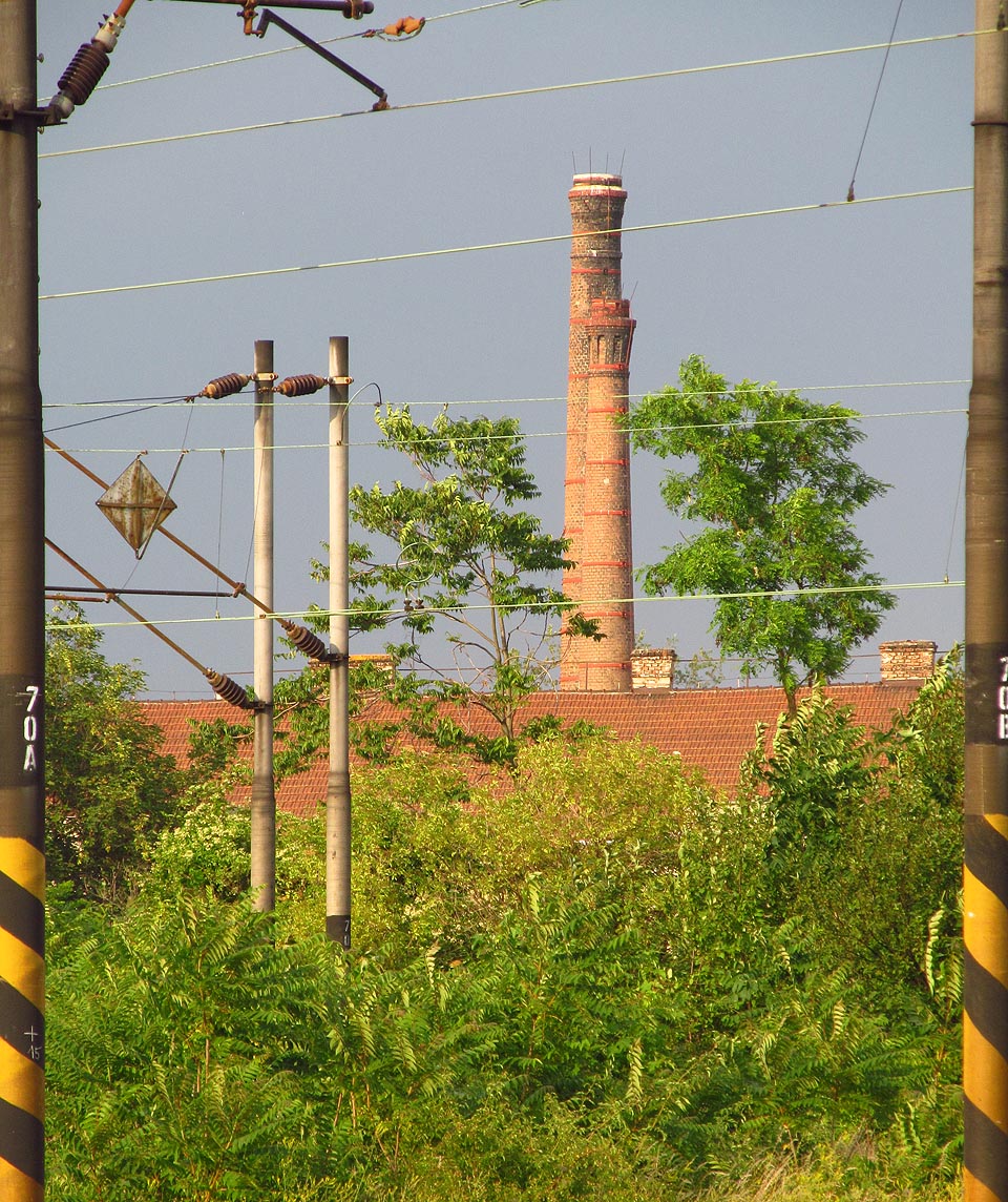 Tekto lze komíny pozorovat při západu slunce přímo od výpravní budovy dolního nádraží.