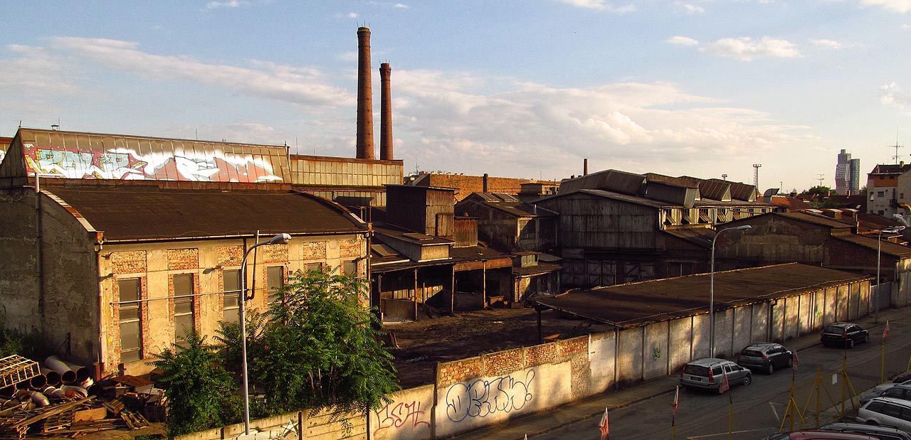 Výrobní areál není volně přístupný, zadní trakt slévárny lze ale pohodlně sledovat ze spojky mezi dolním nádražím a Židenicemi.