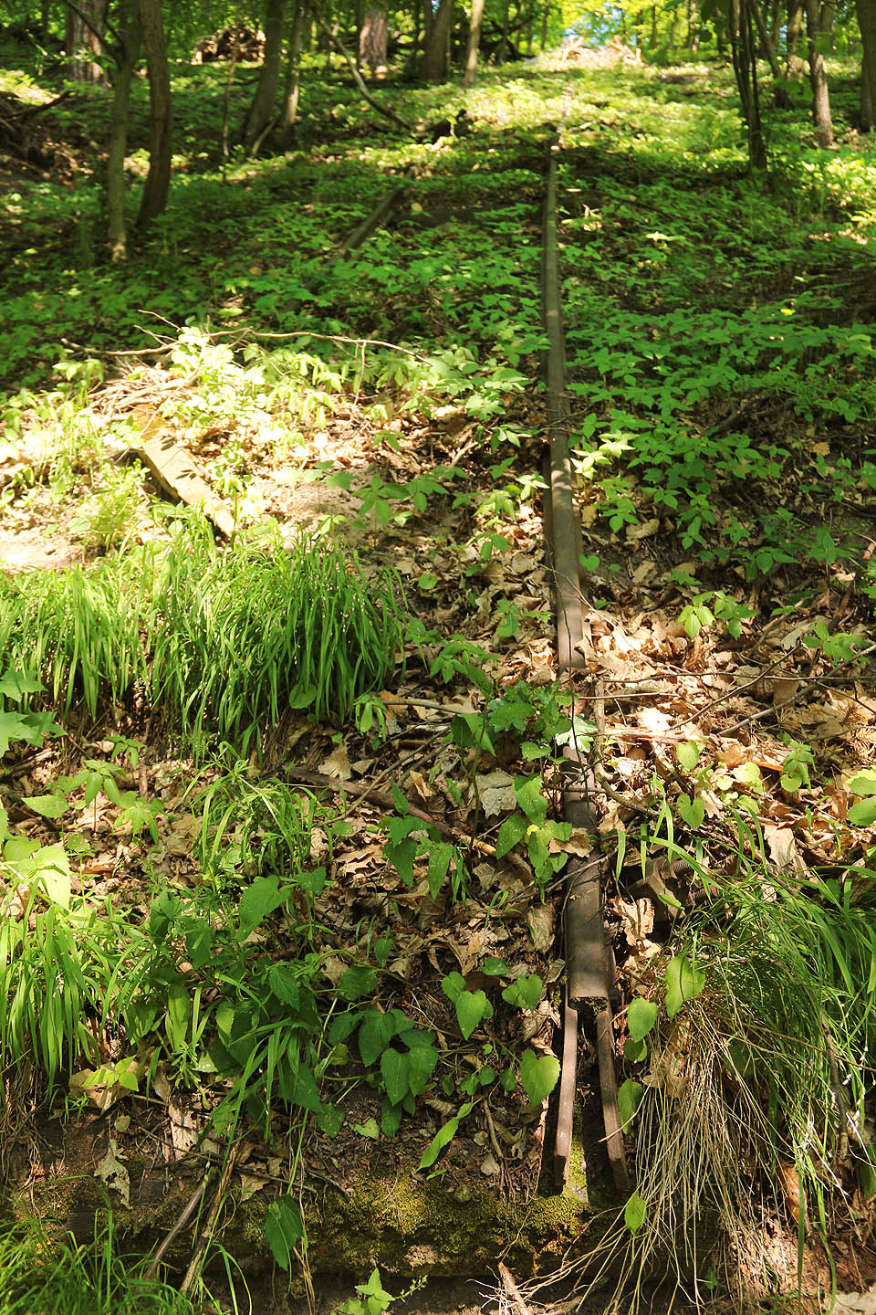 V dolní a horní části trati se koleje nezachovaly, přibližně uprostřed délky dráhy začíná zachovalý úsek touto dvojicí otevřených spojnic.
