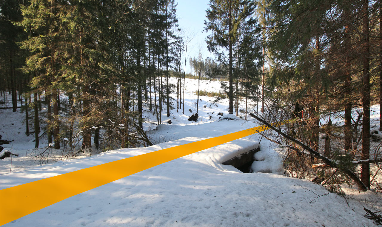 Západní, vedlejší větev drážky nejméně na jednom místě překračovala bezejmenný potok. Dnes se v tomto místě, severně od okresní silnice, nachází betonový mostek nejasného stáří, přes který vede lesní cesta.