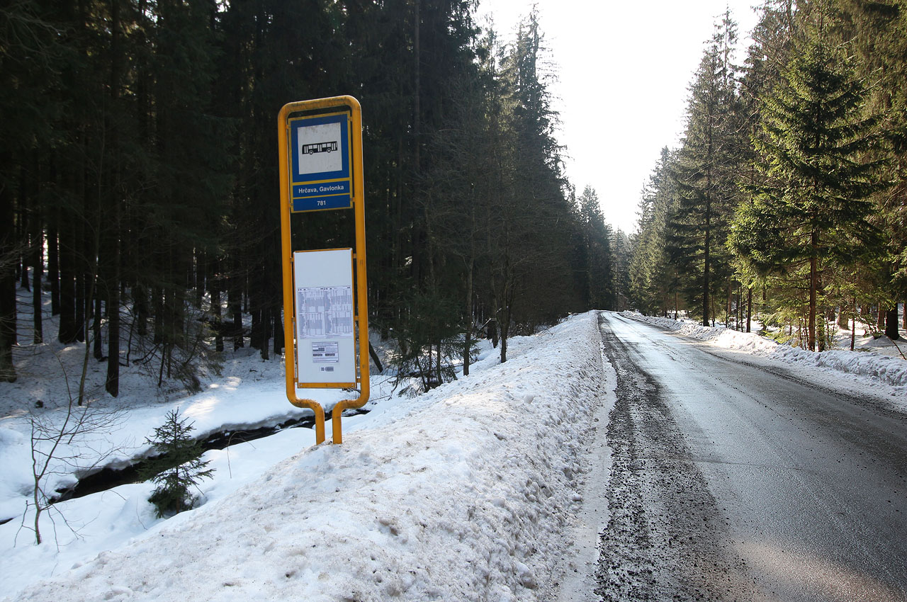 Kdyby zůstala drážky v provozu, mohla dnes zastávka Hrčava, Gavlonka být intermodálním přestupním uzlem.