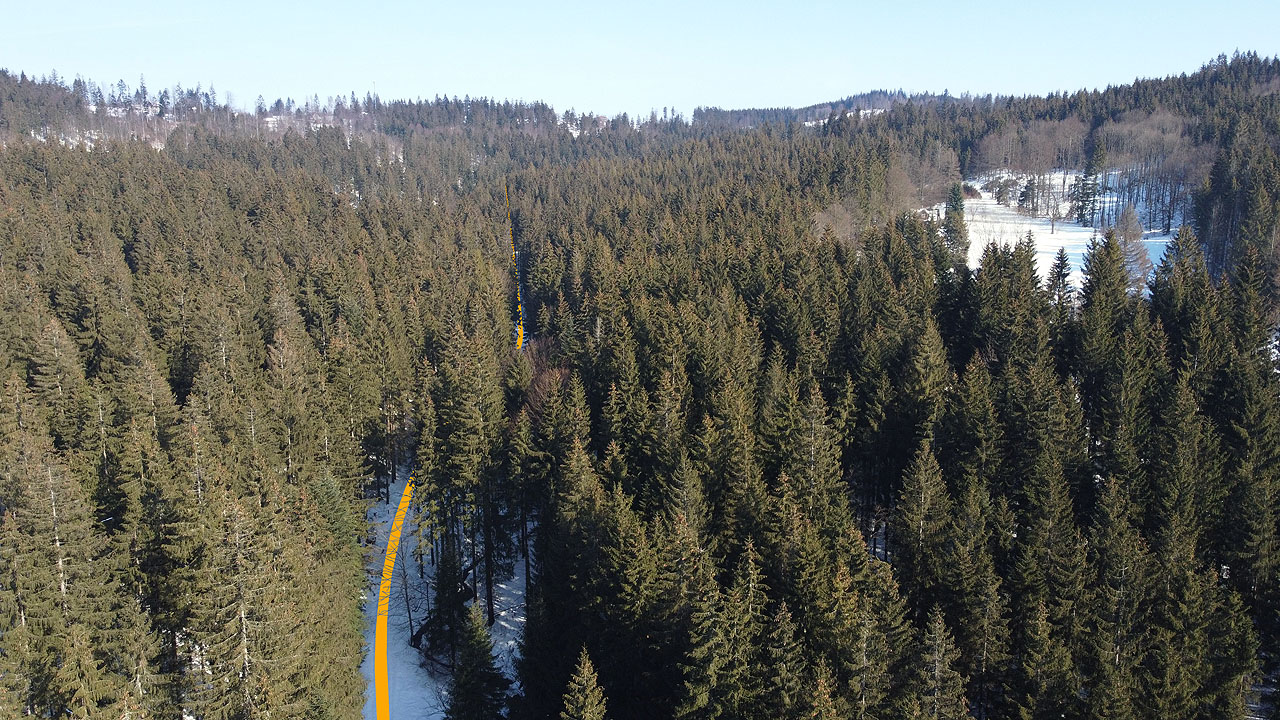 Pohled na horní část údolí Černého potoka a trasu úzkokolejky ve stopě dnešní lesní cesty směrem pod Gavlonku (v pravo na snímkuú a možná i Durajku (za kopcem vpravo).