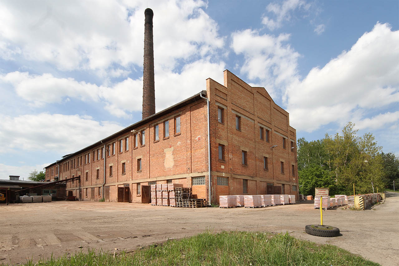 Pár desítek metrů od nádraží v Polomi stojí od počátku 20. století místní cihelna.