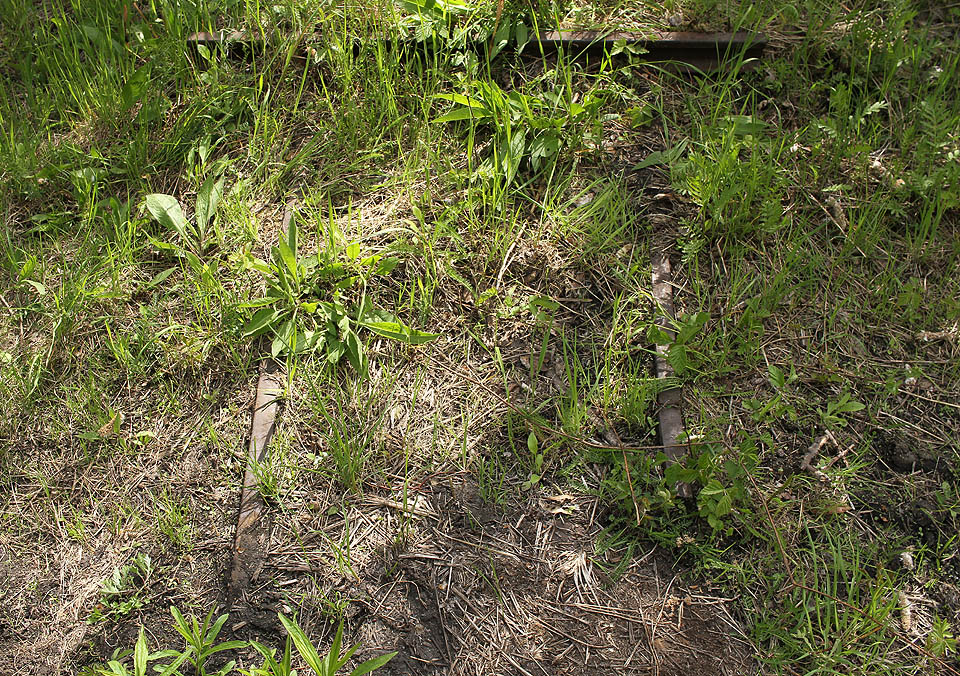 Pozornému návštěvníku neuniknou pozůstatky úzkokolejné 600 mm drážky.