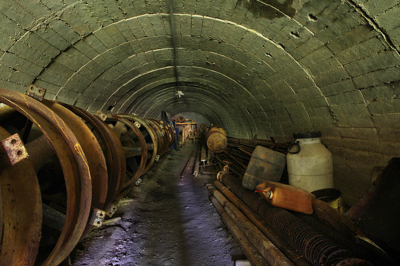 Tudy kdysi projížděly úzkokolejné vláčky s hlínou pod silnicí, aniž by bylo nutné přerušovat provoz koňských povozů a aut na ní.