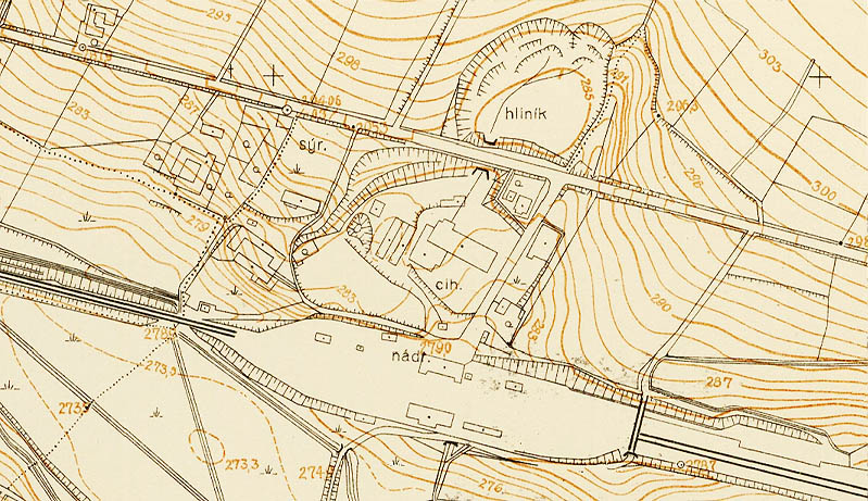Úzkokolejka s jedinou výhybkou a tunelem pod původní císařskou silnicí je na mapách vyznačena jen výjimečně. Poprvé se pohybuje na státní mapě měřítka 1:5000 z roku 1954, o pár let později ale z map opět mizí.