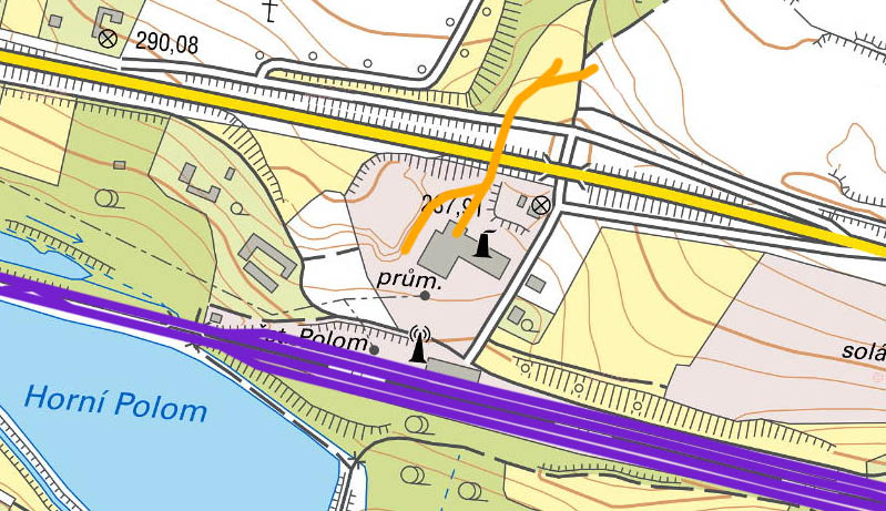 Trasa úzkokolejky je do mapy z roku 2019 zaznačena žlutou barvou. Po rampě od cihelny k silnici v roce 2019 stále vedly koleje, nicméně původní hliník zarostl náletovými stromy a keři a severně od silnice veškeré pozůstatky drážky mizí. Fialově je vyznačena současná železniční trať č. 270.