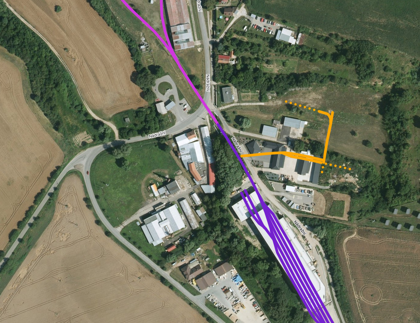 Zakreslení železničních tratí do fotomapy z roku 2021. Fialově je kolejiště bývalé železniční stanice Ždánice, růžově systém vleček do strojíren a žlutě plnou čarou ověřené a tečkovaně předpokládané koleje úzkokolejky do cihelny.