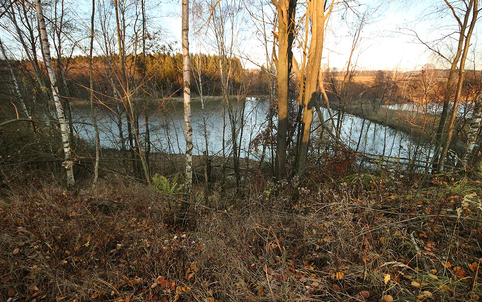 Pohled z temene výsypky dolů k místu, kde končila úzkorozchodná trať. Výškový rozdíl je dnes značný, v minulosti ale zřejmě místo vypadalo zcela jinak.