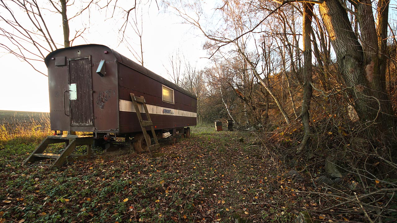 Jižní větev koncové vidličky končila pod lomem zhruba v místě, kde dnes stojí včelařská maringotka. Podobnost boudy s železničním vozem je však čistě náhodná.