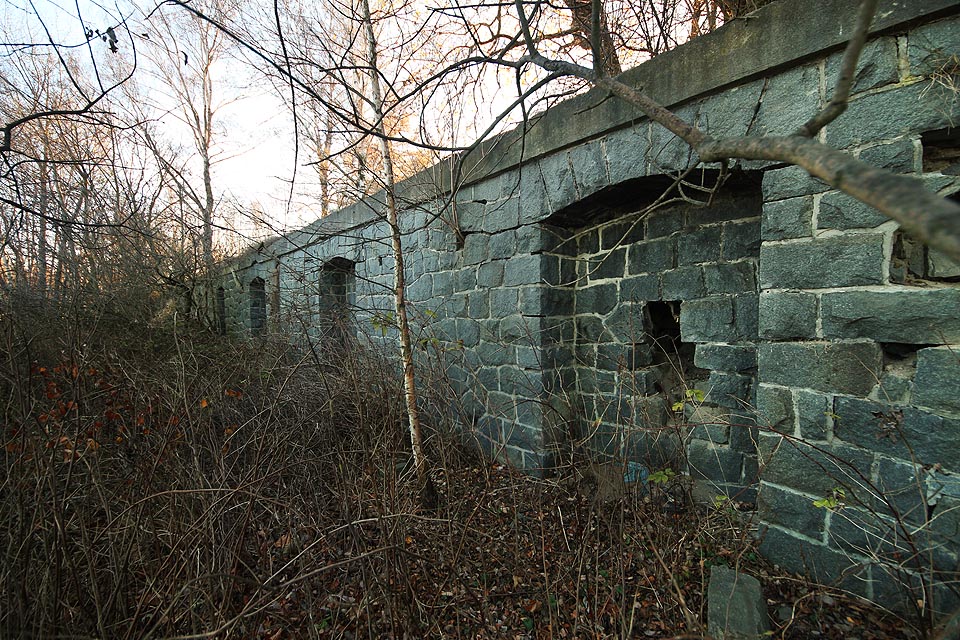 Kamenná rampa (zřejmě z vlastní produkce lomu) o délce přes 100 m působí dodnes při své výšce skoro 4 m majestátně, i když už roky pouze zarůstá křovisky.