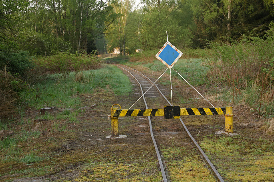 Na vjezdu je stanice chráněna masivní výkolejkou/závorou, která spolehlivě zabrání vjezdu i odjezdu čehokoliv, co nemá na kolejích co dělat. Takovou by určitě nepohrdl ani Miloš Hrma.