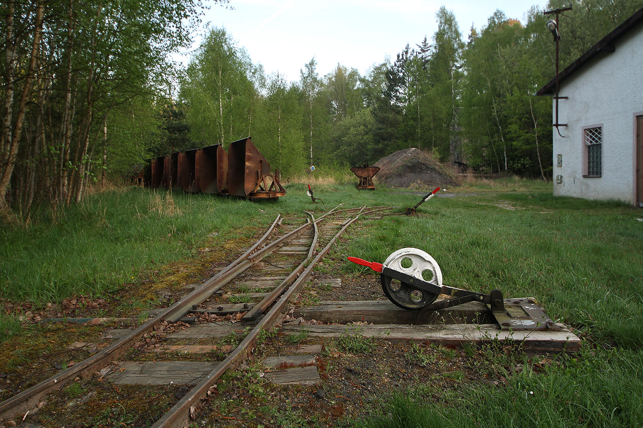 Zajímavostí úzkorozchodky jsou přestavníky se závažím vyrobeným ze starého železničního kola.
