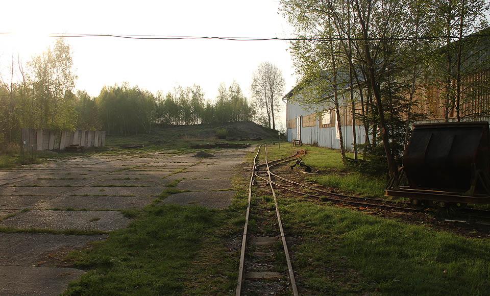 Za počátek úzkokolejky lze považovat její nejjižnější větev zasahující do oploceného areálu u železniční stanice Nový Drahov v osadě Hájek. Zde byla vybudována malá dvojkolejná stanice nazvaná Soos podle nedalekého rašeliniště.
