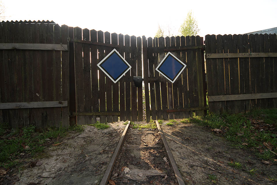 Z areálu vychází úzká kolej přímo ke staniční budově prostými vrátky.