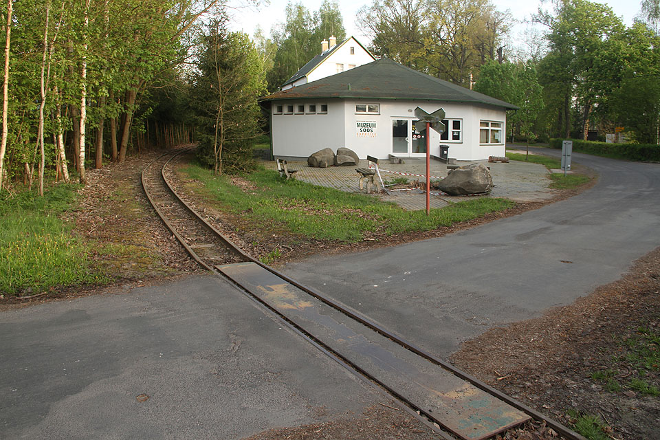 Doslova za rohem se nachází muzeum rezervace Soos, malý zoopark a geologický park. Hlavním lákadlem je však samotné rašeliniště s výrony CO2, považovanými někdy za bahenní sopky.