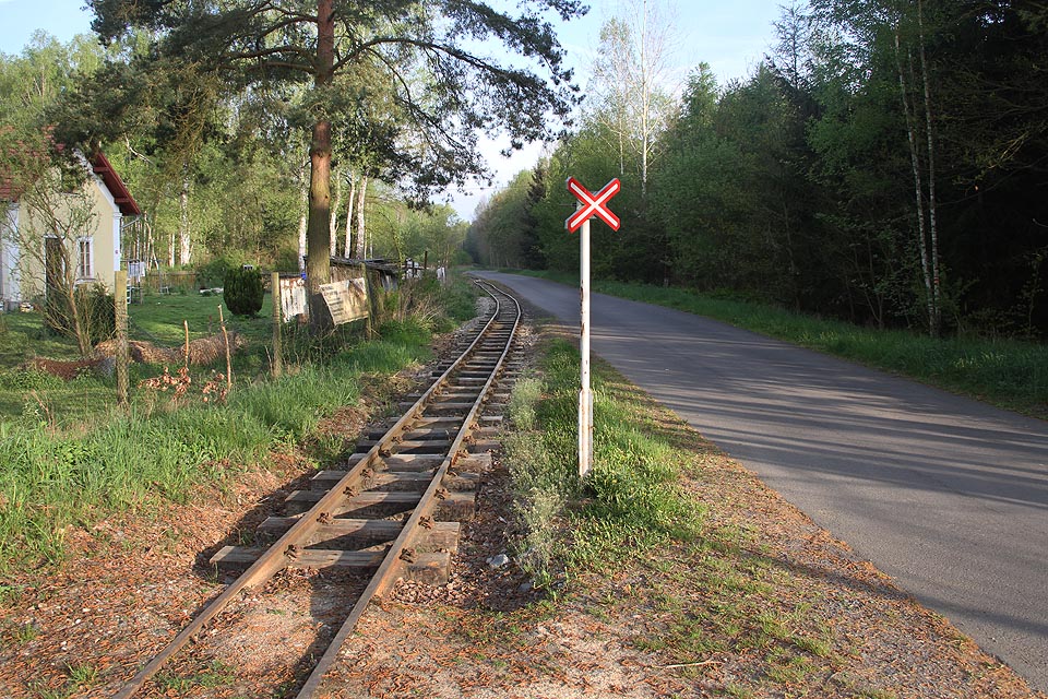 Úzkokolejka vede necelých 400 m rovnoběžně s normálněrozchodnou železniční tratí, načež zahýbá v pravém úhlu k severoseverovýchodu.