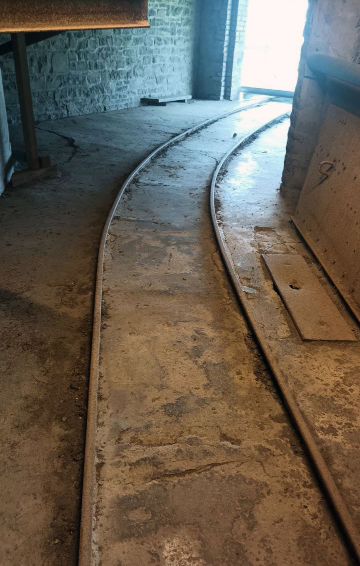 Kromě zachovalých úseků na povrchu prochází koleje též několika budovami v areálu, zejména historickou dílnou, změněnou na společenský prostor.