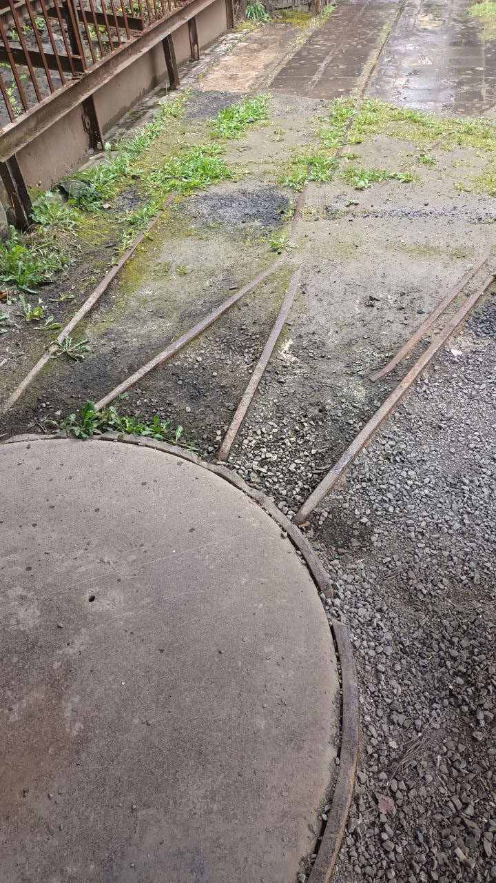 Točny na drážce neměly kolejnice, vozíky se na nich pohybovaly po okolcích.