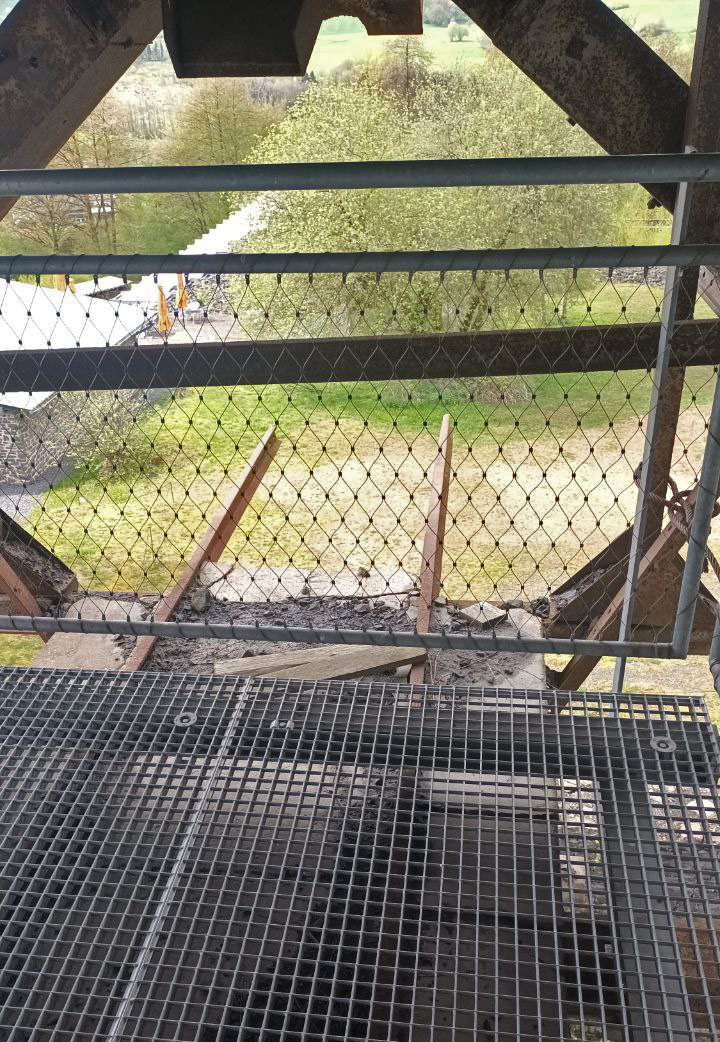 V některých budovách lomu byly vozíky vytahovány na laně šikmými svážnicemi až do vyšších pater, kde byl kámen dále zpracováván (drcen).