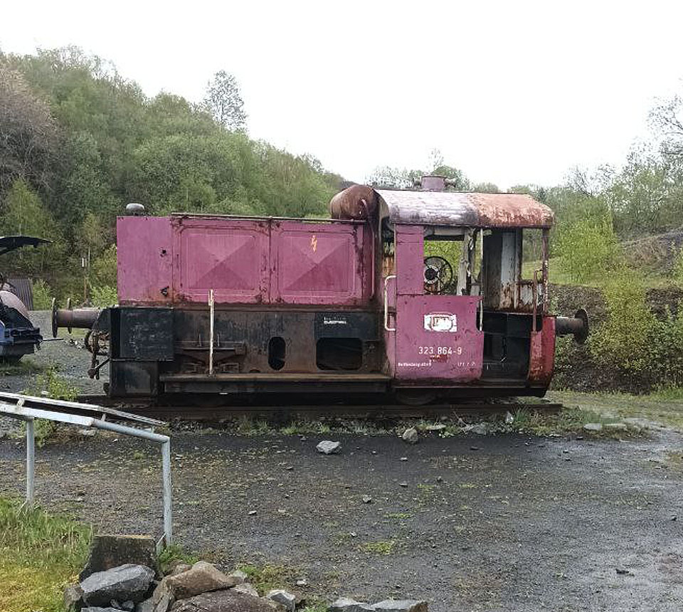 Kromě úzkokolejných vozidel se v areálu nachází na zbytcích vlečky také dvě normálněrozchodné, nepojízdné lokomotivy.