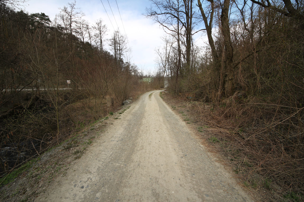 Z dolní větve drážky je dnes bytelná levobřežní cesta a cyklostezka k lomu.