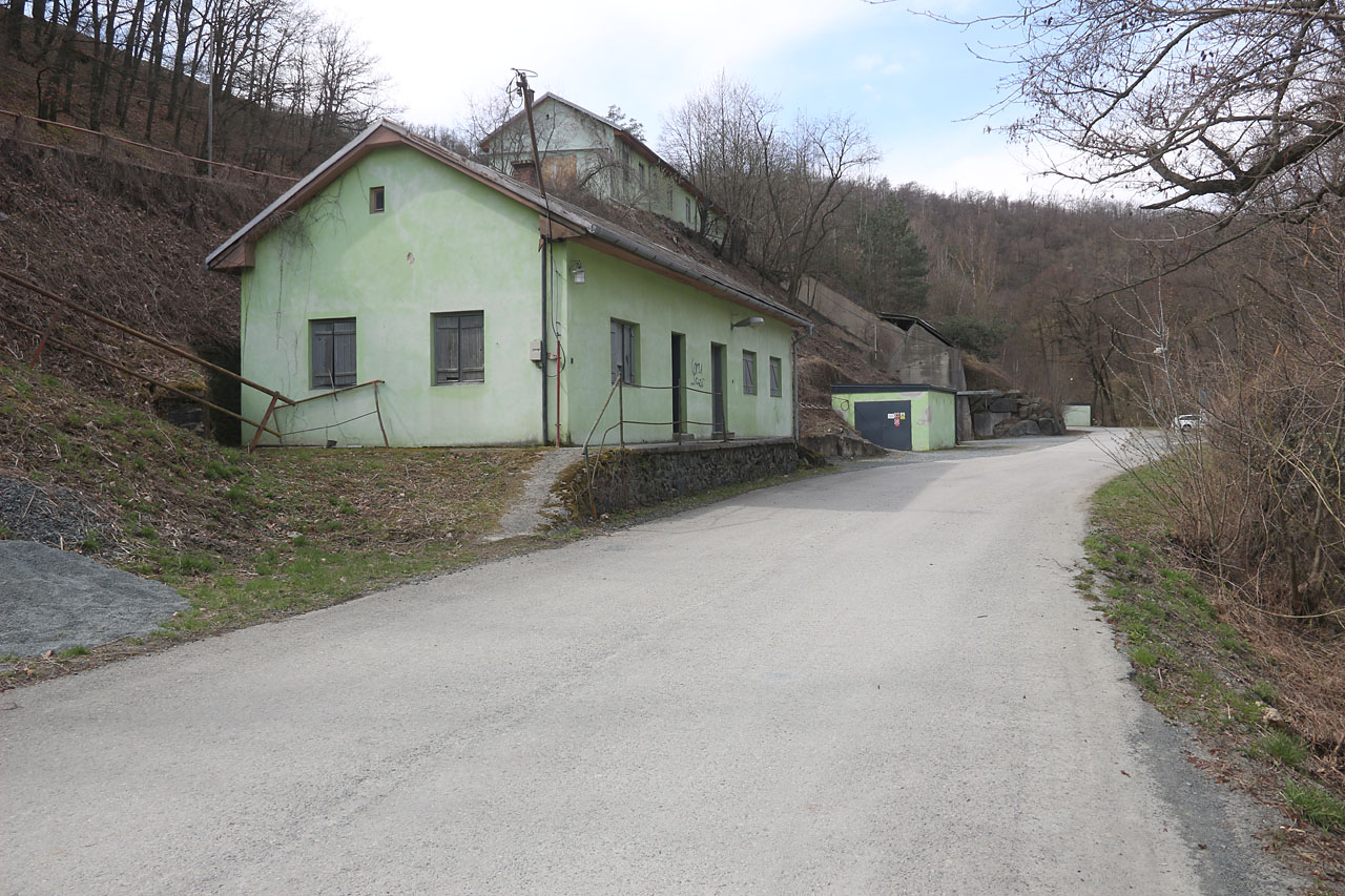 Pokud by chtěl někdo na drážce z Modřic do Želešic hledat něco jako nádraží, byl by nejblíž právě pod dnešním lomem. Tato stavba sloužila jako zázemí úzkokolejky a její nákladová rampa dodnes ukazuje, kudy vedly koleje.