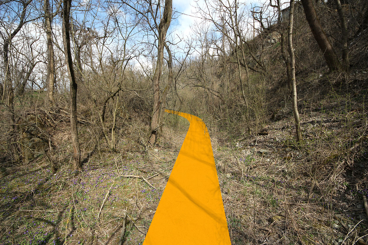 Snímkem plným jarních kvetoucích podléšek se loučíme. Zbytek drážky k hornímu stanovišti na stavbě je dávno odtěžen obřím lomem.