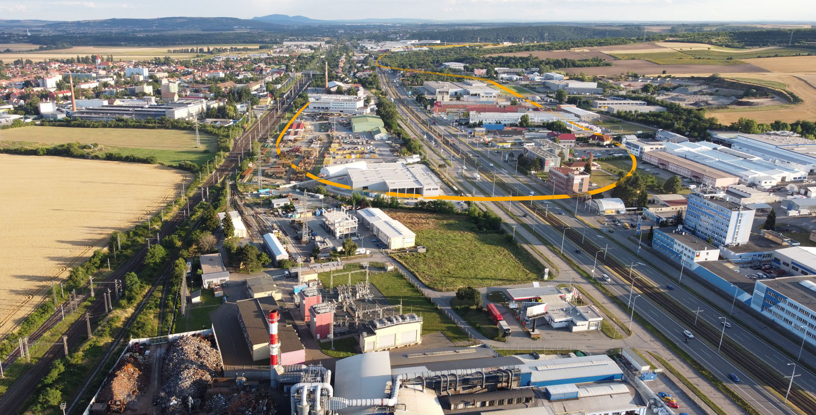 Letecký pohled (od severu k jihu) na úvodní část úzkorozchodky z Modřic do Želešic. V levé části je před areálem modřické cihelny s komínem vidět původní překladiště v těsném sousedství kolejiště stanice Modřice, úzkokolejka pak vchází do Brna, kde vykružuje přesný oblouk a přechází přes Vídeňskou ulici a dálnici, aby se záhy obrátila o 180° a pokračovala k jihu zpět do Modřic. V tomto úseku moderní výstavba průmyslových areálů zcela pohřbila pozůstatky po drážce.