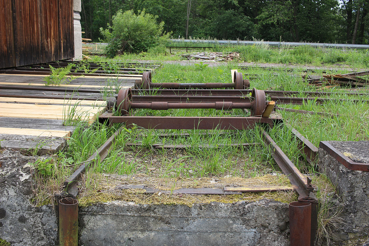 Nejzajímavější součástí úzkokolejky je posuvna s dvojkolími normálního rozchodu, spojující za vraty na západní straně budovy všechny čtyři koleje.