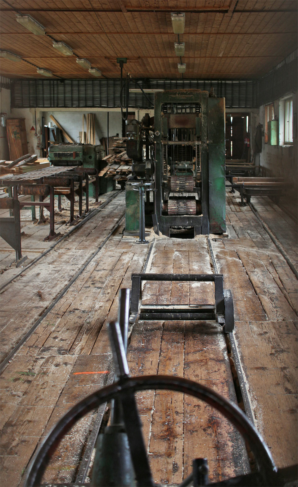 Pohled do útrob budovy na samotný katr stojící v cestě prostřední z trojice jižněji umístěných kolejí.