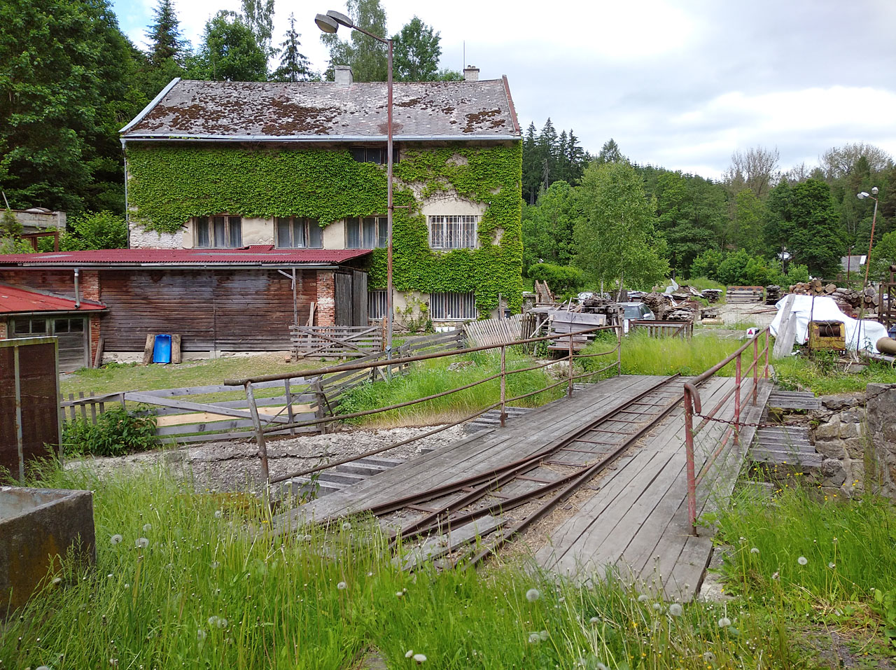 Úzkokolejka na pile ve Štítech