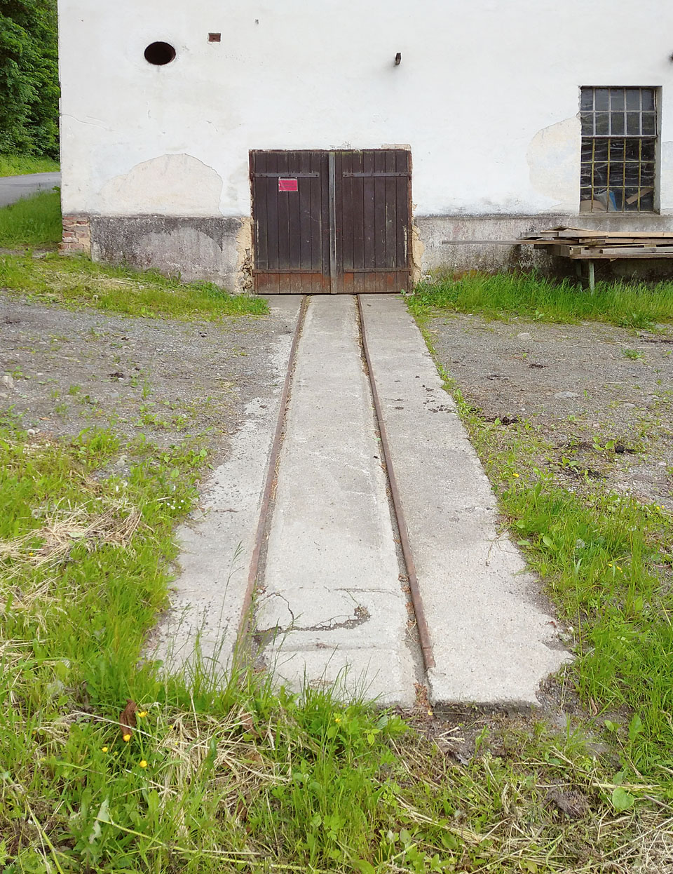 Koleje do budovy katru vcházely nejméně čtyři. Nejvýchodnější z nich je dokonce uložena v pevném kolejovém loži.