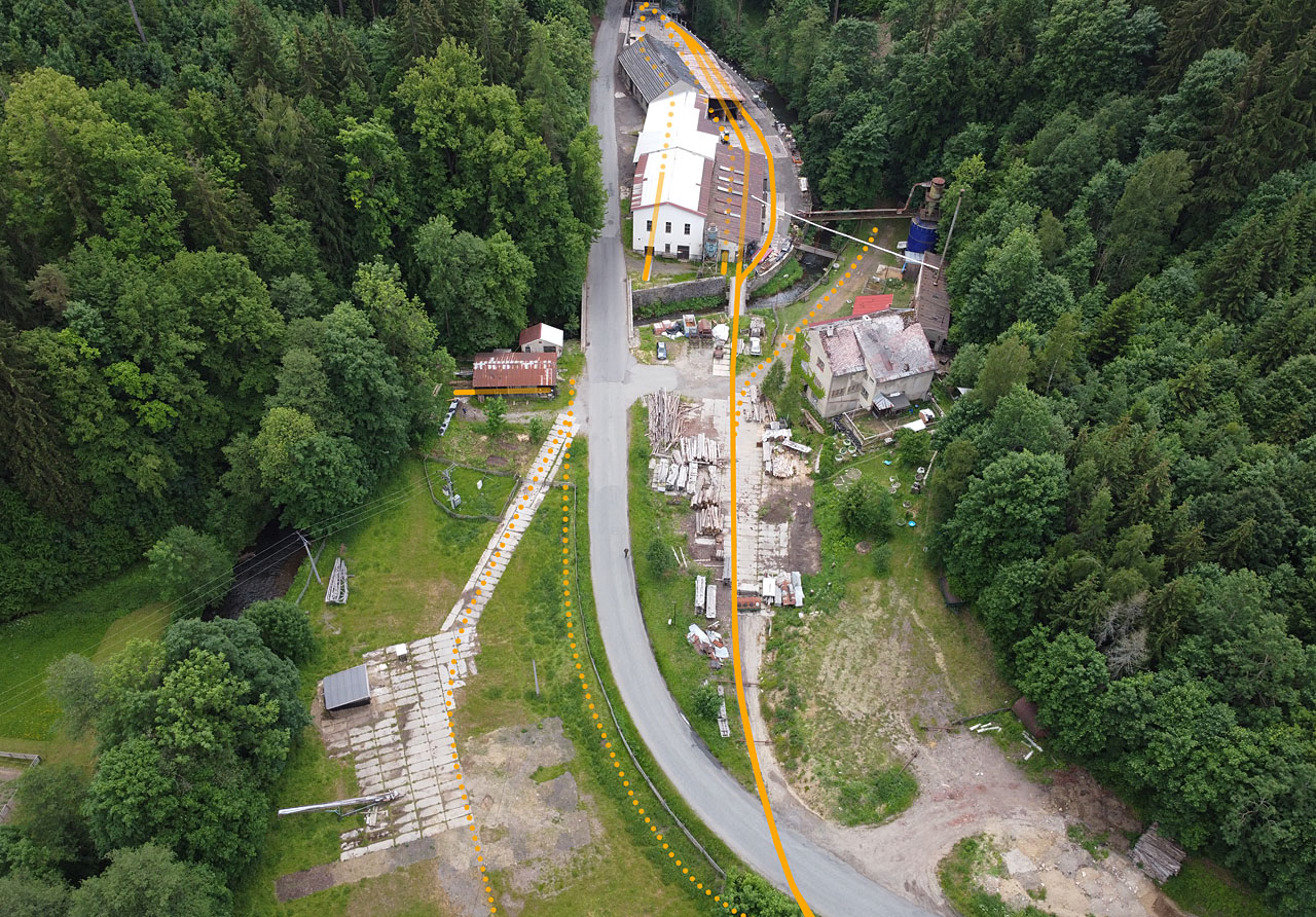 Na leteckém snímku z června 2021 jsou plnou čarou zakresleny doložené a tečkovanou předpokládané části drážky. Úseky procházející budovami jsou poloprůhledné. V dolní části snímku je patrný přejezd přes silnici neboli štítskou ulici Na Pile, kde jsou v roce 2021 stále ještě patrné zaasfaltované kolejnice.