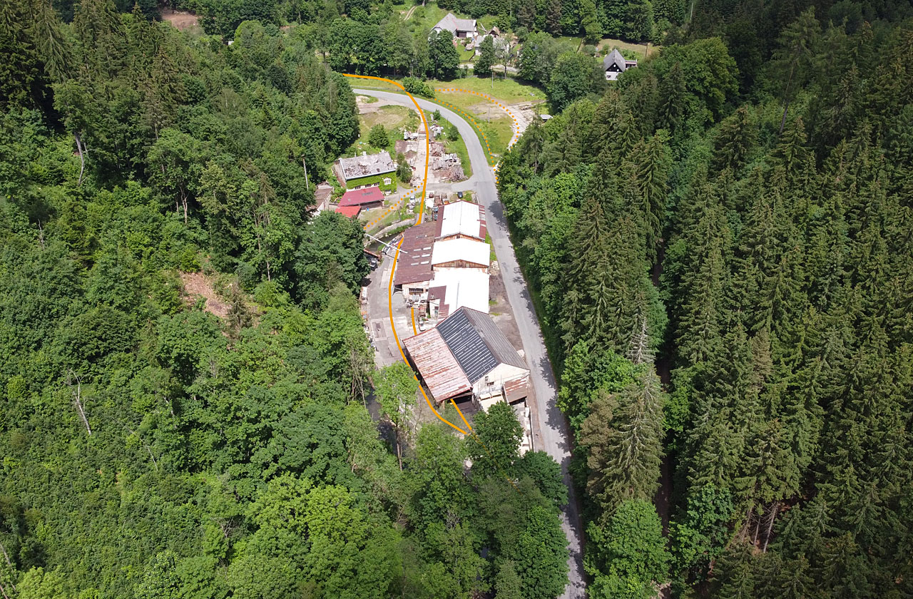 Pohled od jihu - tak by koleje drážky viděl pozorovatel před vytrháním podstatných částí systému. Vyznačeny jsou pouze koleje patrné z leteckých snímků bez úseků uvnitř budov.