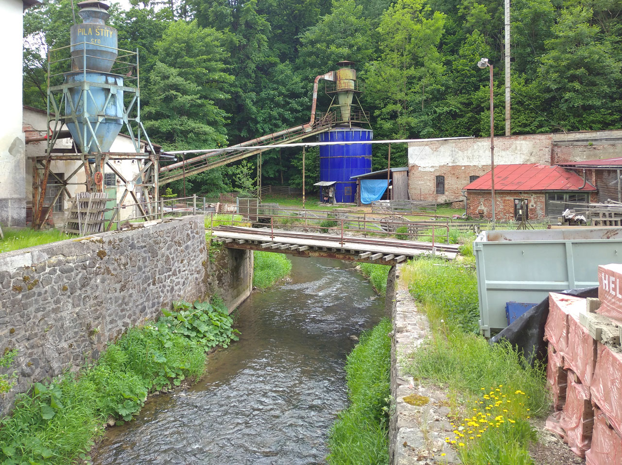 Dnes už opět proudí veškerá voda spořádaně korytem řeky mezi kamennými zdmi.