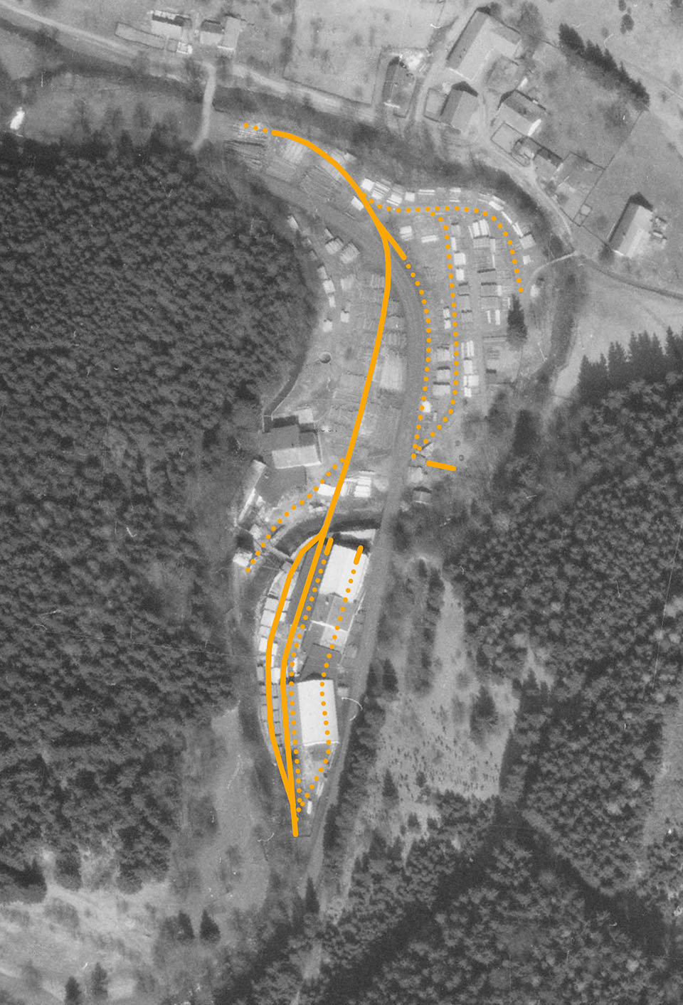 Koleje drážky zakreslené do leteckého snímku z roku 1962. Plnou čarou jsou vyznačeny koleje přímo patrné na snímku, tečkovaně pak předpokládané větve úzkokolejky vzhledem k pozorováním v terénu a porovnáním s dalšími leteckými snímky.