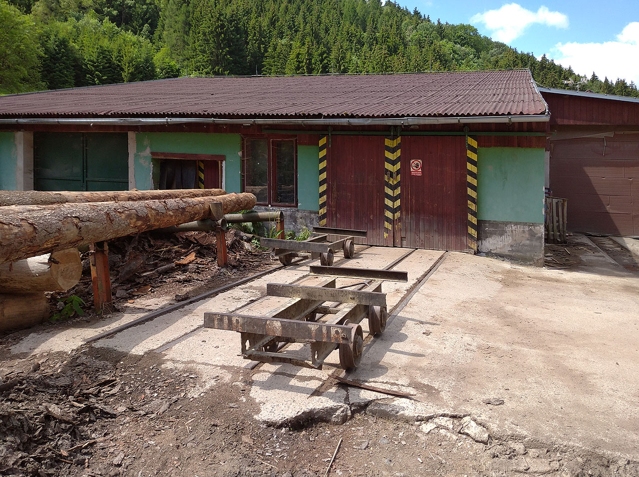 Dvě delší koleje vcházejí do starší haly a mají déllku zhruba 25 m. Vpravo lze na fotce zahlédnout jednu z trojice kratších kolejí do haly přistavěné mezi roky 2006 a 2010.