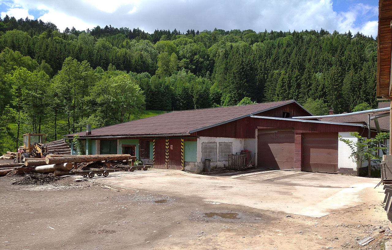 Na fotce pily z června 2021 je vidět všech pět kolejí - dvě velvo a tři v manší přistavěné hale vpravo.