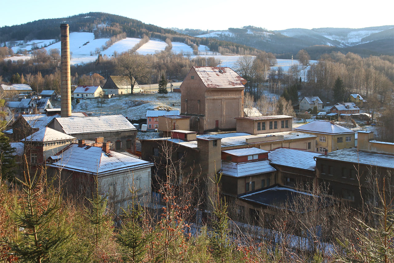 Pohled na továrnu zhruba z poloviny výšky svážnice. Tudy cestovaly vagónky naložené řezivem k rozborušení do papírny.